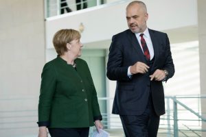 RAMA NESËR NË GJERMANI, TAKOHET ME KANCELAREN MERKEL
