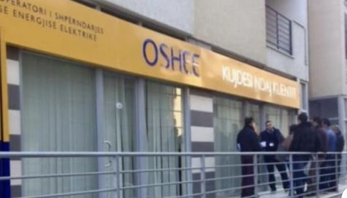 Drejtori OSHEE Vlorë godet me statujë qytetarin dhe më pas …