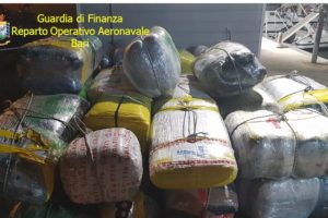 Kapet gomonia  në Itali pas ndjekjes në det, prangosen dy shqiptarë