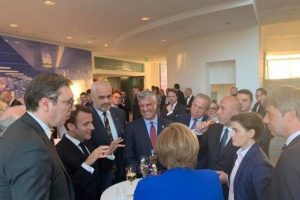 Pas samitit, Thaçi e Haradinaj në një tryezë me liderët e Serbisë, bashkë me ta edhe Rama