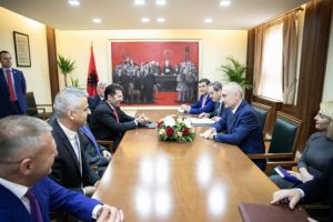 PRESIDENCA ZBARDH TAKIMIN E METËS ME ALEATËT E BASHËS: TË VENDOSET URGJENT DIALOGU, RREZIKOHET PLURALIZMI POLITIK