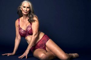 Modele për   të brendshme femrash në moshën 59 vjeçare guximi dhe bukuria e pafund.