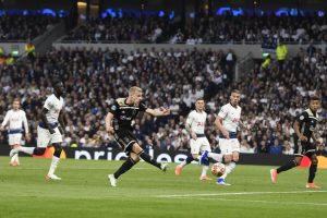 epa07538815 Donny van de Beek of Ajax Amsterdam (C) scores the 1-0 lead during the UEFA Champions League semi-final first leg soccer match between Tottenham Hotspur and Ajax Amsterdam at the Tottenham Hotspur Stadium in London, Britain, 30 April 2019.  EPA/WILL OLIVER