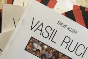 Del libri kushtuar ish futbollistit të “Flamurtarit” Vasil Ruci.