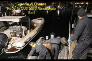 Pas ndjekjes në det, bllokohet gomonia me 4 mln euro kanabis në Itali, arrestohen dy shqiptarë