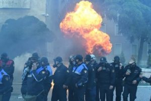 Ambasada e SHBA: Dënojmë dhunën në protestë, duhet të ndalojë