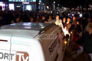 Edhe media bie pre e dhunës! Protestuesit sulmojnë ekipin e Report TV tek Drejtoria e Policisë