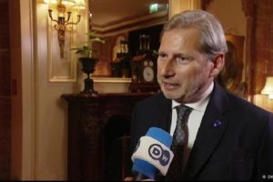 Johannes Hahn thirrje opozitës: Protestat e dhunshme po ndikojnë negativisht në vendimin e BE
