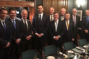 BASHA TAKIM ME LORDË DHE DEPUTETË TË PARLAMENTIT BRITANIK: VENDI DEL NGA KRIZA VETËM ME NJË QEVERI TRANZITORE