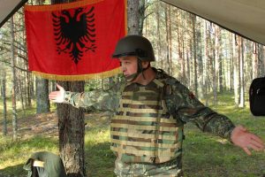 LA PAS TRE FËMIJËT DHE BASHKËSHORTEN, KUSH ËSHTË MAJOR KLODIAN TANUSHI? SPECIALISTI I OPERACIONEVE QË NDËRROI JETË NË LETONI