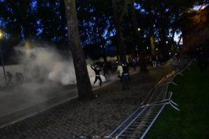 Bomba molotov tek Kryeministria e Parlamenti! Arrestohet Sait Dollapi, turma drejt Policisë Tiranë