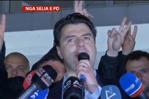 Protesta/ 5 orë bomba molotov ndaj institucioneve, Basha mbledhje urgjente në PD