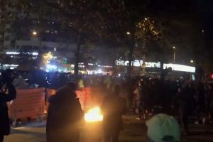 Protestuesit e Astirit hedhin shashka dhe tymuese në derën e Policisë