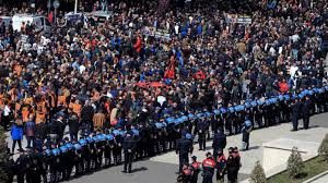 PROTESTA/ OPOZITA  JO PARLAMENTARE RIKTHEHET SOT SËRISH NË BULEVARD