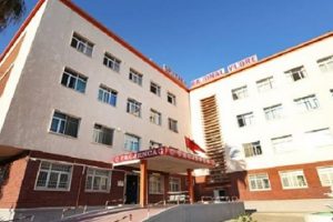Vdes pacienti në Vlorë, familjarët dhunojnë mjekun