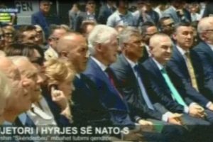 Metën dhe Ramën i bashkon Kosova.Kosovarët nuk kursejnë duartrokitjet për Clinton