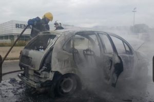 Shkrumbohet nga flaket makina në Tiranë