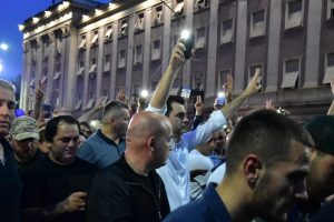 Nga kryeministria tek Parlamenti/ Protestuesit hedhin kapsolla, policia i shpëndan me gaz lotsjellës!