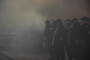 Gjate protestes se opozites, shihni sulmin e nje protestuesi ndaj efektivit te policise…