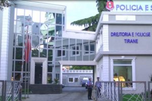 Plagosi bashkëmoshatarin për disa metra rrugë, arrestohet i riu në Tiranë
