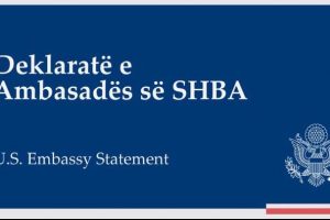 Ambasada e SHBA dënon dhunën që ndodhi gjatë protestës sonte.