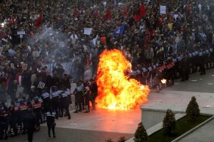 Prag protesta/ Ndërkombëtarët në një zë: Përdorimi i eksplozivit i papranueshëm