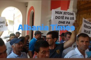 Banore te fshatit Cerkovine ne Vlore kane protestuar para ambjenteve te bashkise se Vlores