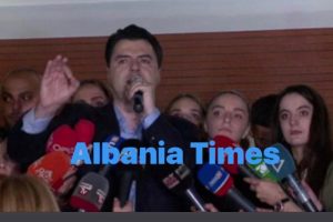 Kreu i PD, Lulzim Basha po mban fjalimin përmbylles të protestës.