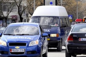 Makina del nga rruga në Korçë, plagosen shoferja dhe dy vajzat pasagjere