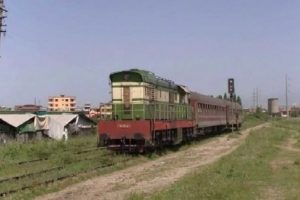 Po ecte në shina/ 35-vjeçari përplaset nga treni në Durrës, rëndë në spital