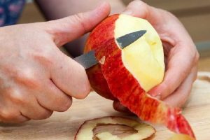 Këto fruta dhe perime nuk duhen qëruar asnjëherë