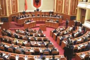 Dalin emrat! Ja ku i kanë punësuar pushtetarët gratë, dashnoret, fëmijët dhe kunatat, administrata peng e pushtetit