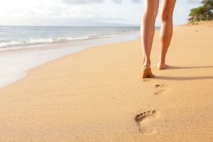 9 arsye përse ju bën mirë të ecni në plazh, përfitimet shëndetësore