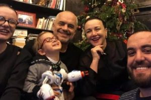 Ditëlindja e Zahos, Edi Rama ndan foton më të ëmbël të dy djemve të tij (FOTO)