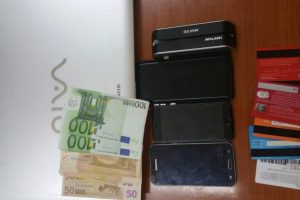 Arrestohen rumunët, tërhiqnin para me karta të klonuara në Tiranë