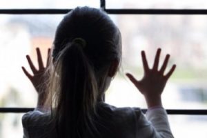 Marrëdhënie seksuale me dhunë me një 16 vjeçare, arrestohet 45-vjeçari në Divjakë