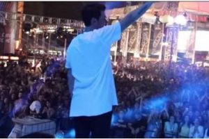Një përleshje e përgjakshme detyron Alban Skënderaj të ndërpres performancën