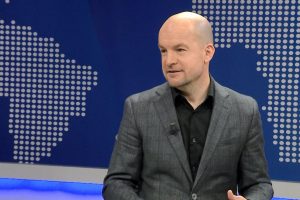 Miratimi i paketës antishpifje në mbledhjen e qeverisë të mërkurën shihet si një kurth prej analistit Alfred Lela.