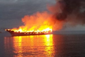 E rëndë në Karaburun, flakët e mëdha përfshijnë anijen turistike