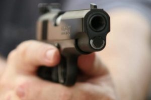 Qarkullonte i lirë me psitoletë në qytet, arrestohet në flagrancë 22-vjeçari