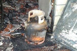 Shpërthen bombola e gazit në Selenicë, shtëpia në flakë, gruaja në gjendje të rëndë