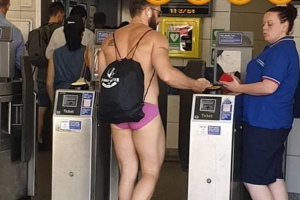 Lakuriq në autobusë dhe rrugë/ Vapa ua mbledh keq britanikëve