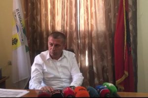 Plas në Devoll, Forcat Speciale rrethojnë Bashkinë, kryetari zë zyrën që pa gdhirë