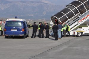Vrau policin në Lazarat, ekstradohet pas 4 vitesh autori