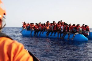 Tragjedi në Mesdhe, mbytet anija në brigjet libiane, raportohet për 150 të vdekur