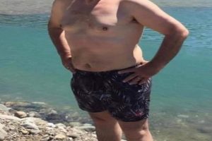 I depiluar dhe i bardhë si bora/ Deputeti ‘pa kokërr vote’ godet sërish me fotot në plazh