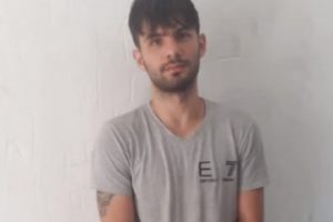 Protestuesi i vetmuar/ Njihuni me të riun që hodhi shishe me benzinë në zyrën e Ramës (Arsyeja që dha)