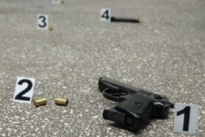 Plagoset me armë zjarri një person tek tregu i veturave