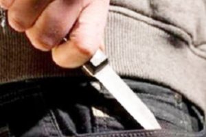 Plagosi motrën me thikë, arrestohet 40-vjeçari vlonjat