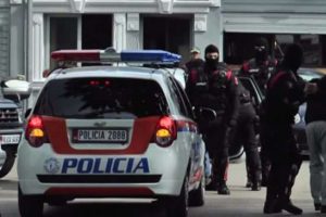 Merrnin makina luksi me qera në BE dhe i shisnin në Shqipëri, arrestohen 2 shtetas të huaj në Shkodër